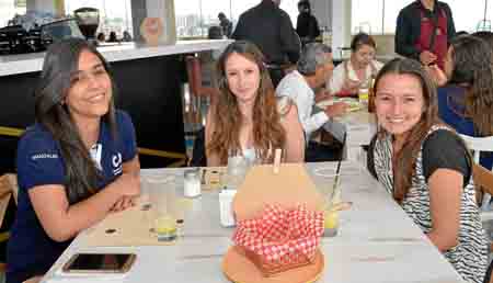Natalia Valencia Marín, Ana María Morales González y Adriana Muñoz Sepúlveda compartieron en el restaurante La Azotea Rooftop.