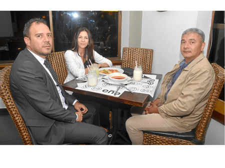 Rubén López Gómez, Elsa Victoria Cardona Vargas y Julián Alberto Ocampo Ospina se reunieron en el restaurante Eñe.