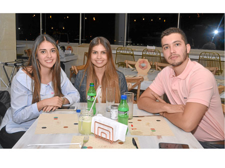 En el restaurante La Azotea Rooftop se reunieron Lorena Londoño Pineda, Laura Anaya Carvajal y Juan Alejandro Uribe Loaiza