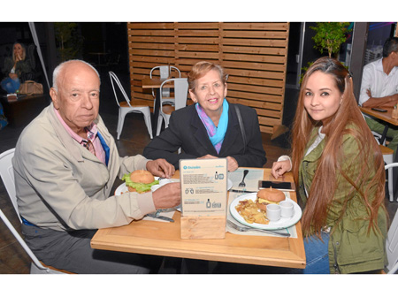 Alberto Sánchez Bermúdez, Aura Mendoza de Sánchez y Mariana Gasca Sánchez se reunieron en el restaurante Dauntaun.