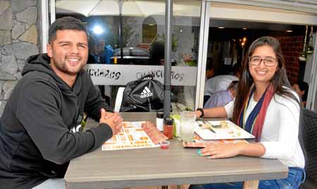 En el restaurante Cháncharos compartieron en un almuerzo Juan David López Valencia y Lina María López Valencia.