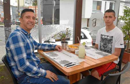 Alejandro Velandia Moreno celebró su cumpleaños junto a su hijo, Juan Sebastián Velandia Vega, en un almuerzo en el restaurante 