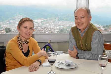 Luz Stella Cardona Meza y Gerard Olivar Tost se reunieron en un almuerzo en el Club Manizales.