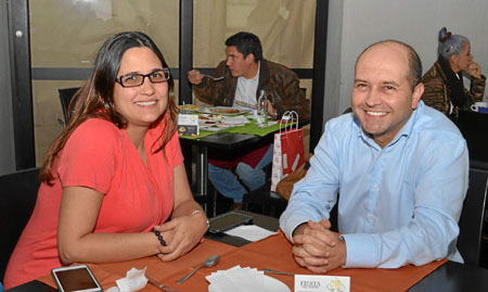 Luz Adriana Mejía Trujillo y Camilo Tobón Meza compartieron en un almuerzo en la sede El Cable del Club Manizales.