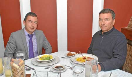 Jesús Oswaldo Facundo Ortiz y Jaime Echeverri Franco, de Neumovida Caldas se reunieron en un almuerzo de trabajo en el restauran