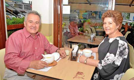 Luis Eduardo Salazar Andrade y Silvia Meza de Salazar se reunieron en un almuerzo en el restaurante El Petizo Núñez.
