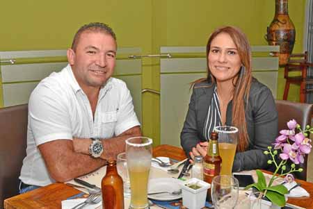 En el restaurante A la Leña se reunieron en una comida Jorge Rugeles Valencia y Lina Marcela López García.