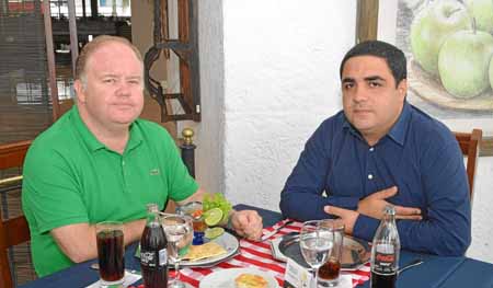 Alejandro Roldán Patiño y Mauricio Vásquez Jaramillo, del Grupo Bolívar, se reunieron en un almuerzo de trabajo en el Club Maniz