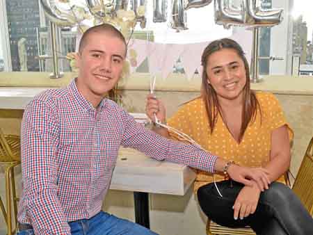 En el restaurante La Azotea Rooftop compartieron en un almuerzo Mauricio Bonilla Giraldo y Paula Cortés López, para celebrar el 