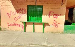 Foto | Colprensa | LA PATRIA Integrantes de las disidencias del frente 36 de las Farc marcaron con sus insignias casas, vehículo
