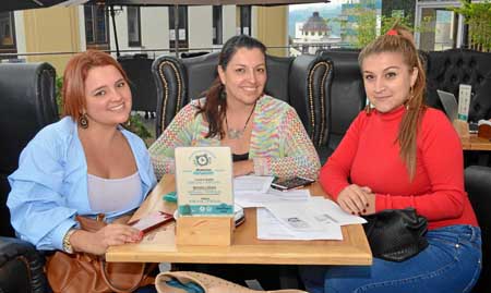 Daniela Isaza Botero, Claudia García Pava y Manuela Vinasco López compartieron en el restaurante Dauntaun.