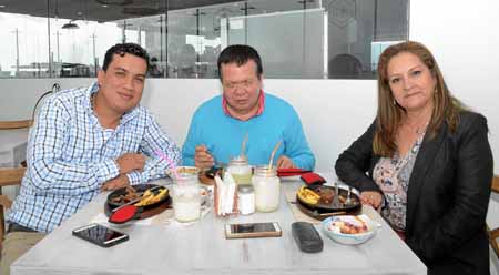 Diego Buitrago Paternina, Orlando Hoyos Vásquez y María Doralba Correa Arroyave, en el restaurante la Azotea Rooftop.