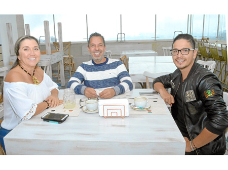 En la Azotea Rooftop se reunieron Yazmín Gómez Agudelo, John Jairo Márquez Castañeda y Cristian Rendón Carvajal.