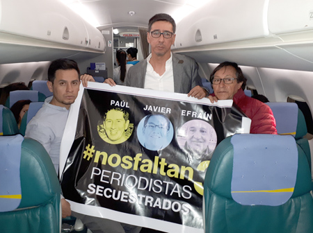 Los familiares del equipo periodístico del diario El Comercio Cristian Segarra, hijo del conductor Efraín Segarra; Enrique Rivas