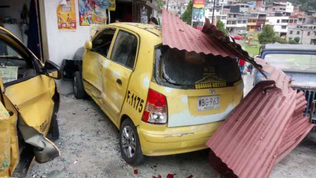 Buseta chocó contra una casa en El Caribe