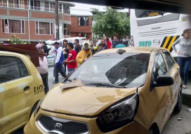 Buseta chocó contra una casa en El Caribe