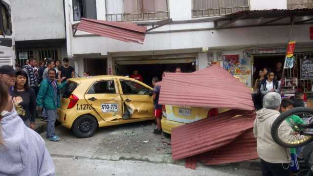 Buseta chocó contra una casa en El Caribe