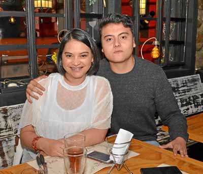 Luz Stella Hurtado Espinosa fue homenajeada por su hijo, Andrés Martínez Hurtado en el restaurante Buffalo Republic.