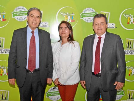 Directivos de la Universidad de Manizales entregaron el volumen 2 del libro Relatos de Paz en ceremonia que se celebró en el aud