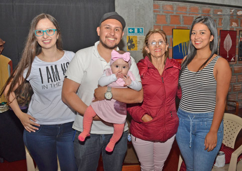 Estefanía Obando Castro, Julián Giraldo Gutiérrez, Elena Giraldo Obando, Alba Castro Franco y Natalia Obando Castro.