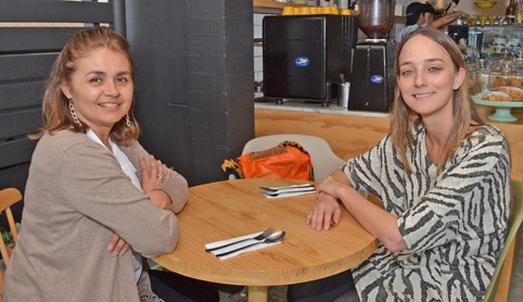 Diana Botero Giraldo, jefe de Prensa del Festival Internacional de Teatro de Manizales, y Catalina Botero Londoño, directora eje