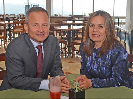 Octavio Herrera Tirado y María Elena Ospina Otálvaro almorzaron en el Club Manizales.