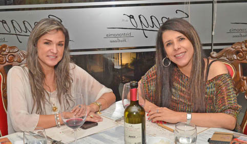 En el restaurante Spago se reunieron en una comida Luz Adriana Sierra Grajales y Mónica Castañeda Meza.