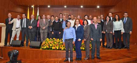 Recibieron en escudo por 20 y 25 años de servicio funcionarios de la Universidad de Manizales.