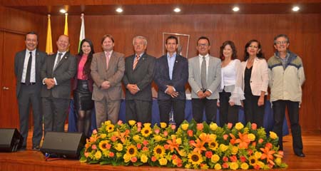 Grupo que recibió el Escudo de la Universidad de Manizales por 30 y 35 años de servicio.