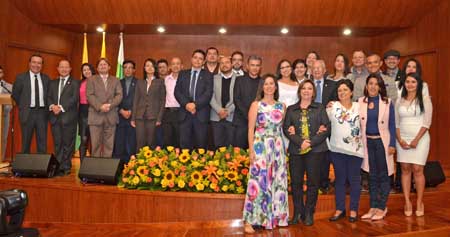 Por 10 y 15 años este grupo de empleados recibió el Escudo de la Universidad de Manizales.