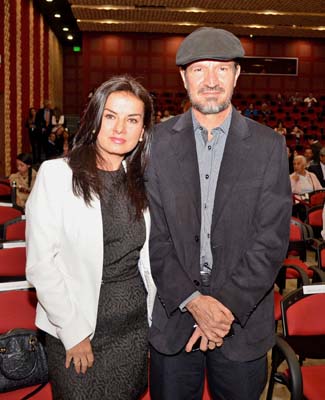Martha Lucía García Naranjo y Miguel González recibieron en Escudo por 10 años de servicio. 