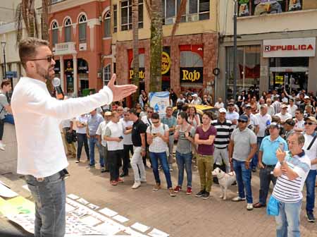 En Manizales el líder sindical Óscar Arturo Orozco protestó ayer en contra de las políticas del presidente, Iván Duque.
