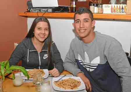 En el restaurante Bistró Francés se reunieron Ana María Arias Herrera y Daniel Pérez Castañeda.