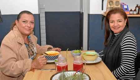 Zaira Ospina Vivas, directora de Redeban Multicolor Manizales, y Clara Inés Buitrago Gómez, gerente regional, se reunieron en el