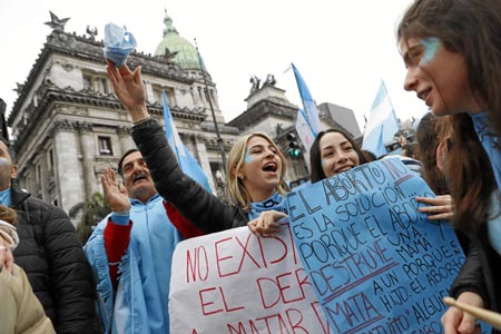 Centenares de personas contrarias a la ley del aborto festejaron en el exterior del Senado 