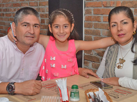 En el restaurante Asados Chavita compartieron Germán Mayorga Jaramillo, Laura Mayorga Galeano y Myriam Gladys Galeano.