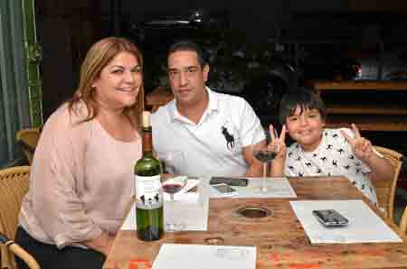 Adriana Franco España, Luis Muñoz Storino y Nicolás Franco España se reunieron en el restaurante Olivo Gin.