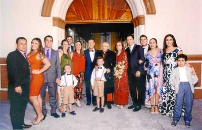 Familiares y amigos acompañaron a la pareja en la celebración de sus bodas de oro.