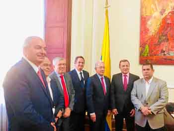 El partido Centro Democrático, encabeza del expresidente Álvaro Uribe Vélez, sostuvo por cerca de ocho horas una reunión con com