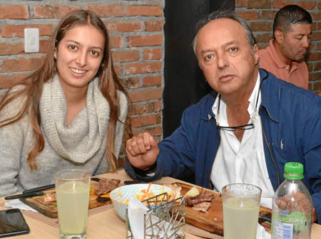 María Antonia Pineda Álvarez y Eduardo Pineda Villegas se reunieron en el restaurante Asados Chavita.