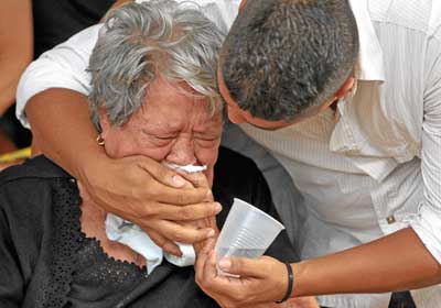Momentos de dolor y tristeza se registraron ayer cuando los familiares de las víctimas del accidente del bus en Ecuador recibier