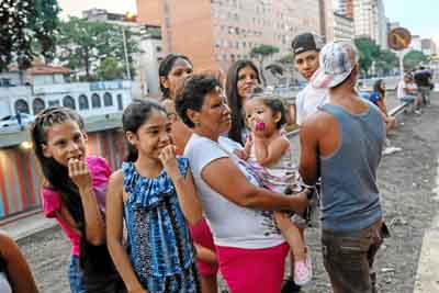 Los venezolanos se vieron ayer estremecidos por un fuerte sismo. 