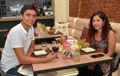 Iván Mateo Espinel Pachón le celebró el cumpleaños a Mónica Agreda López en un almuerzo en el restaurante L’Angevin.