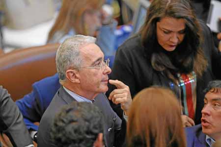  Álvaro Uribe desiste de recusación por la que habían suspendido proceso en su contra. 