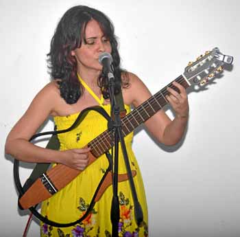 La cantautora colombiana Luz Marina Posada ofreció un recital de música andina en el auditorio de la Secretaría de Caldas.