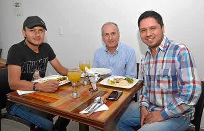 Harold Giraldo Giraldo, Carlos Arturo Marín Grisales y Juan David Montes Castaño almorzaron en el restaurante Santorini Cook.