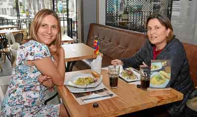 En el restaurante Artesá se reunieron Patricia Salazar Villegas y Ángela María Mejía Uribe.