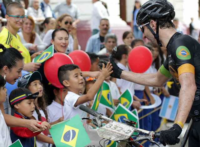 Al brasileño José Pedro Mondini lo recibieron estos niños en la Plaza de Bolívar, de Neira, con banderas de su país.