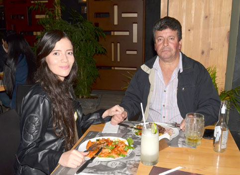 Luisa González Henao le celebró el cumpleaños a su papá, Alberto González Santacruz, en una comida en el restaurante Buffalo Ser