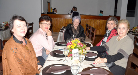 Alba Lucía Toro Mejía, Esperanza Villegas de Hoyos, Consuelo Mejía de Jaramillo, María Victoria Urrea de Trujillo y Esperanza Ra